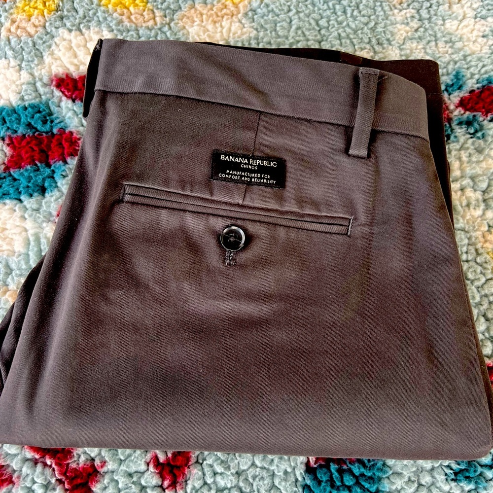 Men’s Banana Republic Rapid Movement Slim-Fit Chino’s. Gray. 32x32